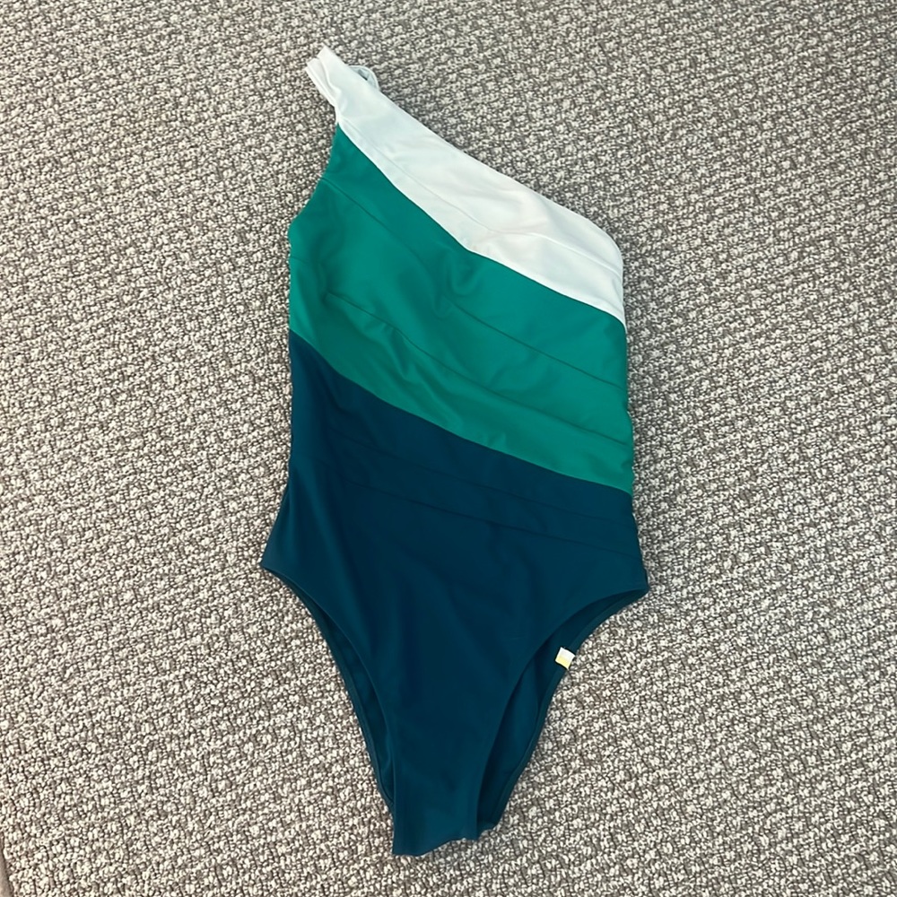 Summersalt one piece with cups size 4. Like new
